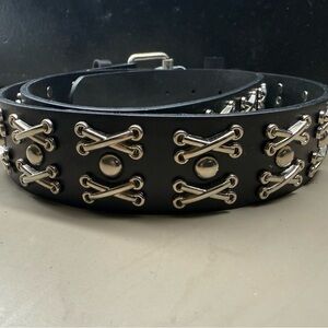 New with Tags Hot Topic Chrome Stud Crisscross Biker Black Belt Size XL (40-42).
